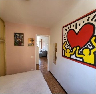 Schlafzimmer und farbenfrohes Wandbild