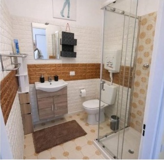Das Badezimmer mit Dusche