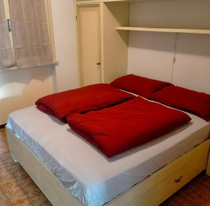 Das Schlafzimmer mit roter Bettwäsche