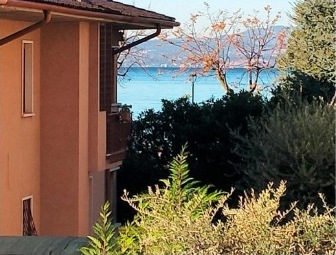 Ein Blick auf den See zwischen den Gebäuden