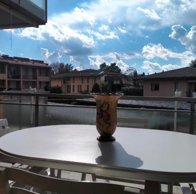 Der Tisch auf dem Balkon