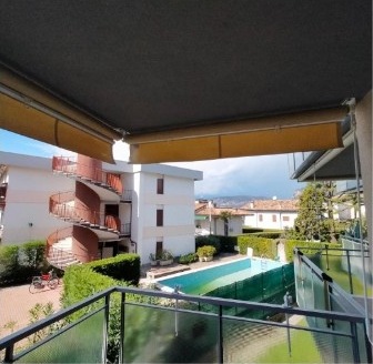 Blick vom Balkon auf den Pool