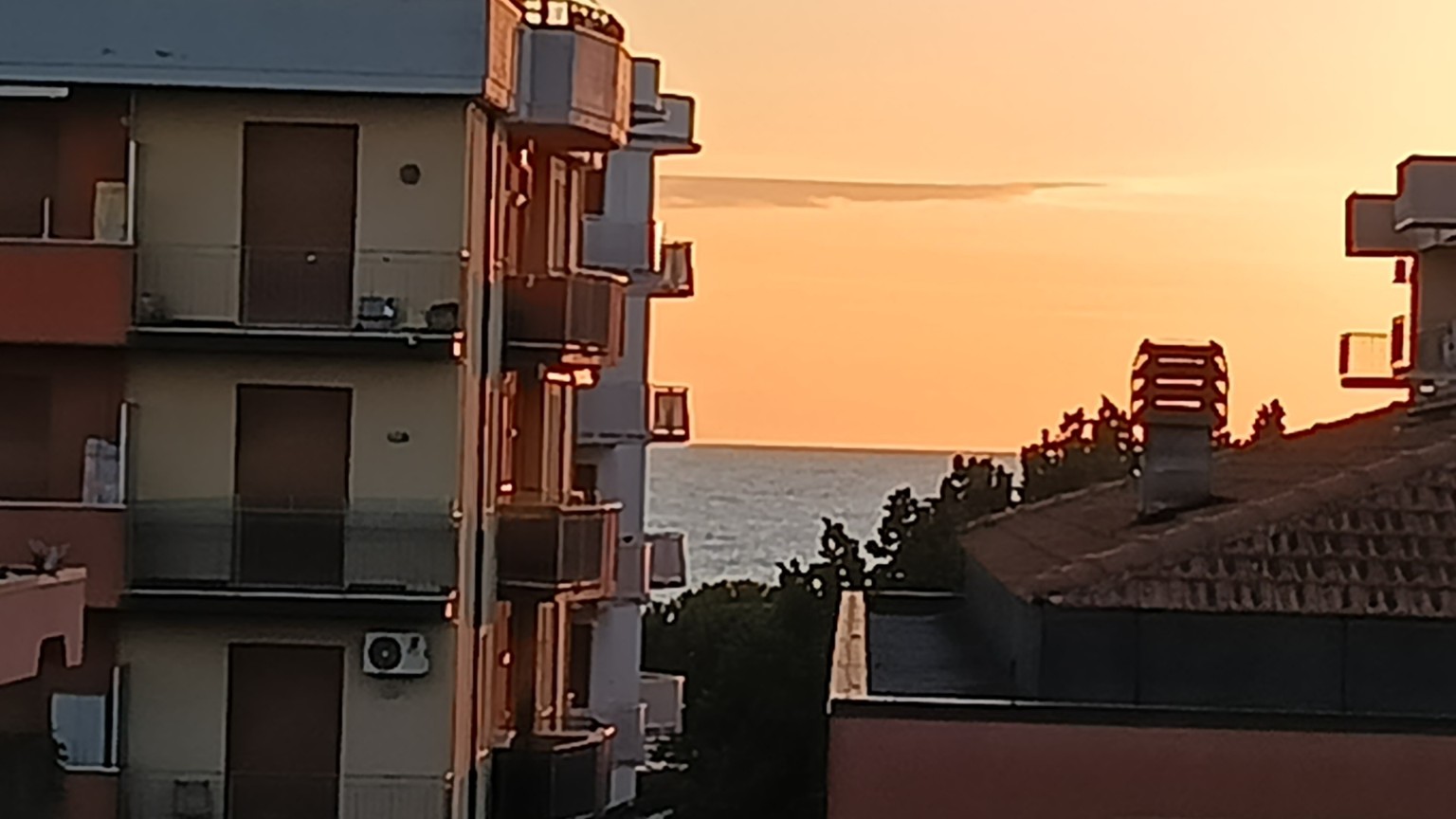 A glimpse of the sea